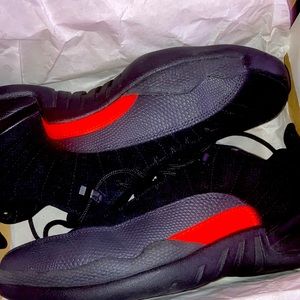 I’m tryin to sell this shoes to help my mom get the car out the pound